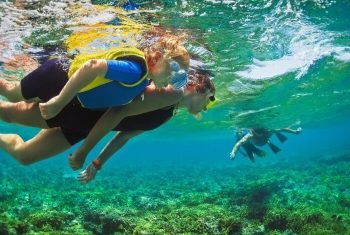 snorkelingwithfamily__L